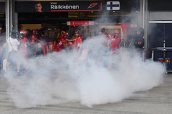 Garage Ferrari e fumo