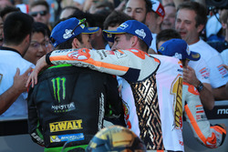 Johann Zarco, Monster Yamaha Tech 3, Marc Marquez, Repsol Honda Team dans le Parc Fermé