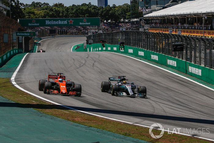 Fernando Alonso, McLaren MCL32 y Lewis Hamilton, Mercedes-Benz F1 W08