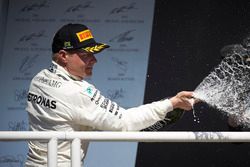 Tweede Valtteri Bottas, Mercedes AMG F1, met champagne op het podium