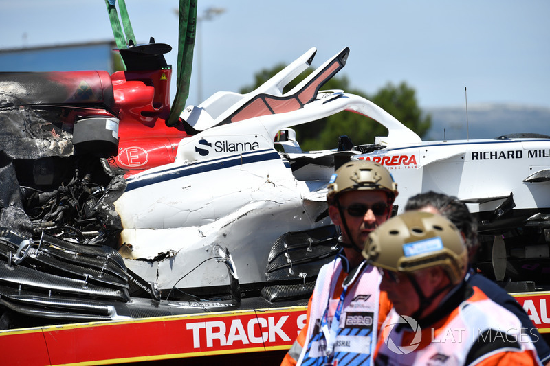 El coche accidentado de Marcus Ericsson, Sauber C37 es removido en la PL1