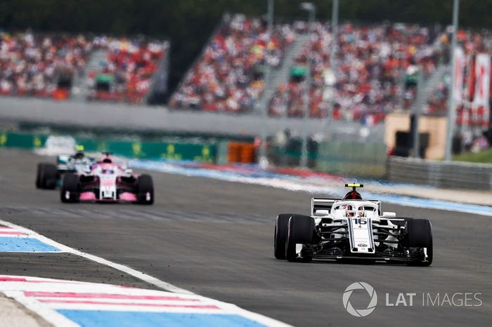 Charles Leclerc, Sauber C37, por delante de Sergio Perez, Force India VJM11