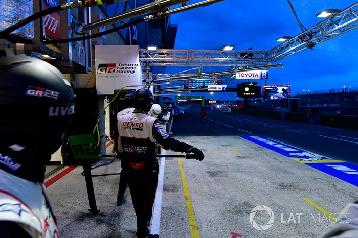 #8 Toyota Gazoo Racing Toyota TS050: Sébastien Buemi, Kazuki Nakajima, Fernando Alonso, pit stop