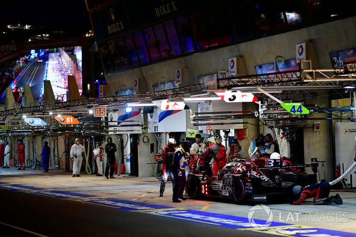 #3 Rebellion Racing Rebellion R-13: Mathias Beche, Gustavo Menezes, Thomas Laurent, pit stop