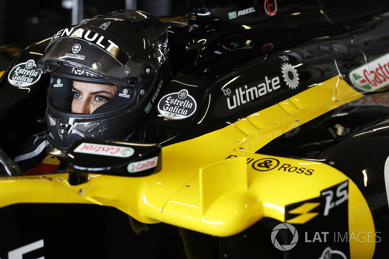 Aseel Al-Hamad, 2012 Lotus E20 Renault F1 aracını kullanıyor