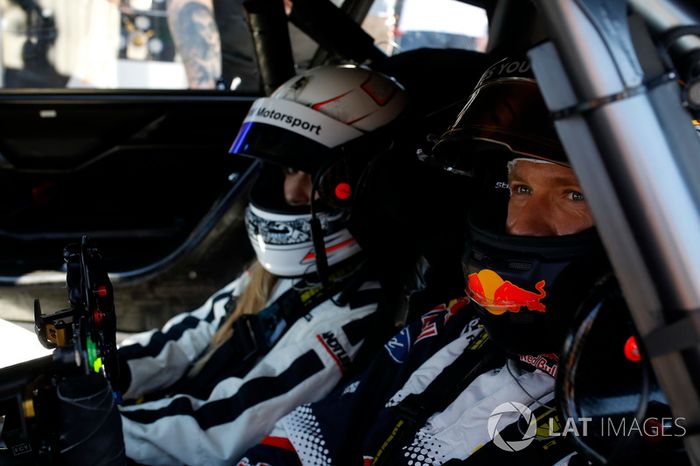 Sébastien Ogier pilota Mercedes-AMG C63 DTM con su mujer Andrea Kaiser