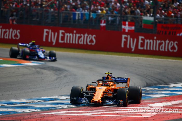 Stoffel Vandoorne, McLaren MCL33, Pierre Gasly, Toro Rosso STR13
