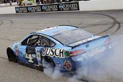 Race winner Kevin Harvick, Stewart-Haas Racing, Ford Fusion