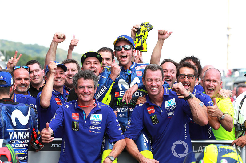 Друге місце Валентино Россі, Yamaha Factory Racing