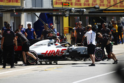 Ромен Грожан, Haas F1 Team, повертається в бокси після відмови двигуна у кваліфікації
