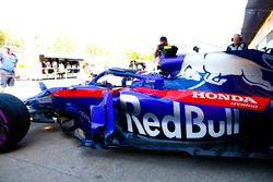 Pierre Gasly, Toro Rosso STR13, leaves the garage