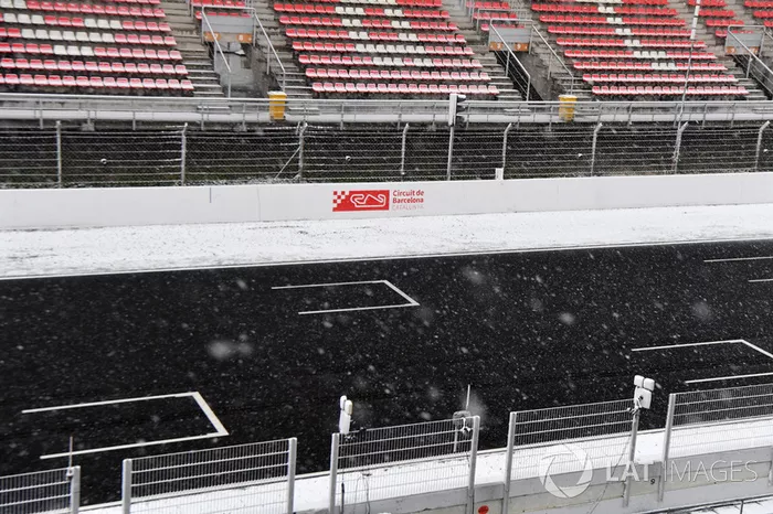 Le neige retarde le troisième jour des essais
