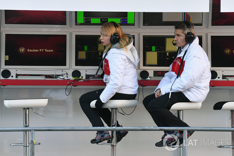 Ruth Buscombe, Alfa Romeo Sauber F1 Team Race Strategist and Xevi Pujolar, Alfa Romeo Sauber F1 Team Head of Track Engineering