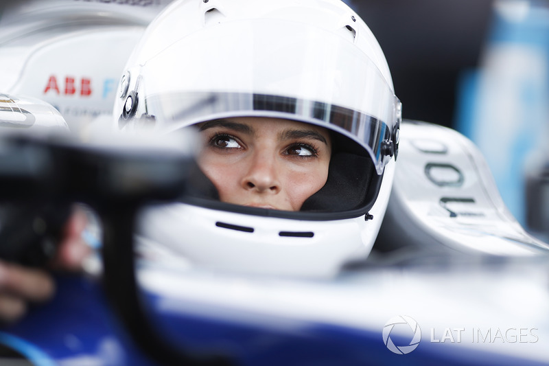 La modella Emily Ratajkowski, pronta per guidare una Formula E