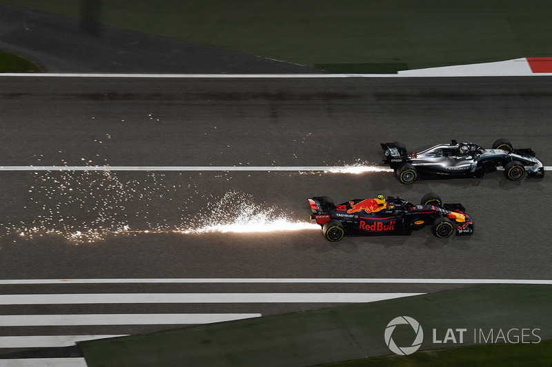 Max Verstappen, Red Bull Racing RB14 and Lewis Hamilton, Mercedes-AMG F1 W09 EQ Power+ battle