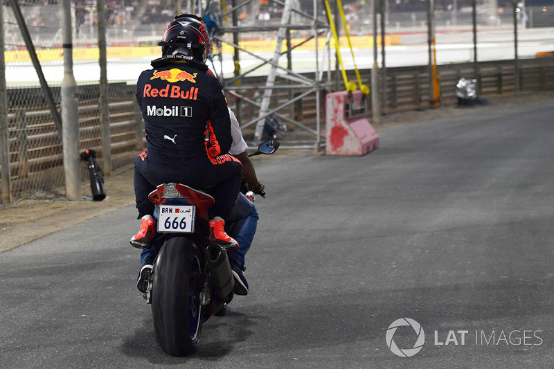 Max Verstappen, Red Bull Racing se estrelló en Q1 y  es llevado en una moto