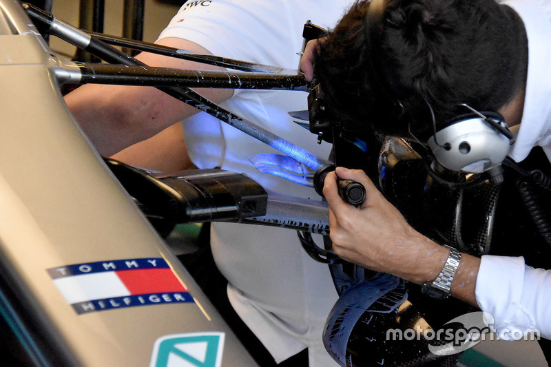 Mercedes AMG F1 W09 front suspension