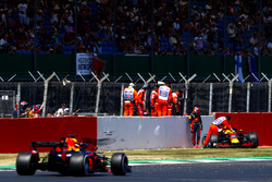 Max Verstappen, Red Bull Racing RB14, after his crash, as Daniel Ricciardo, Red Bull Racing RB14, passed