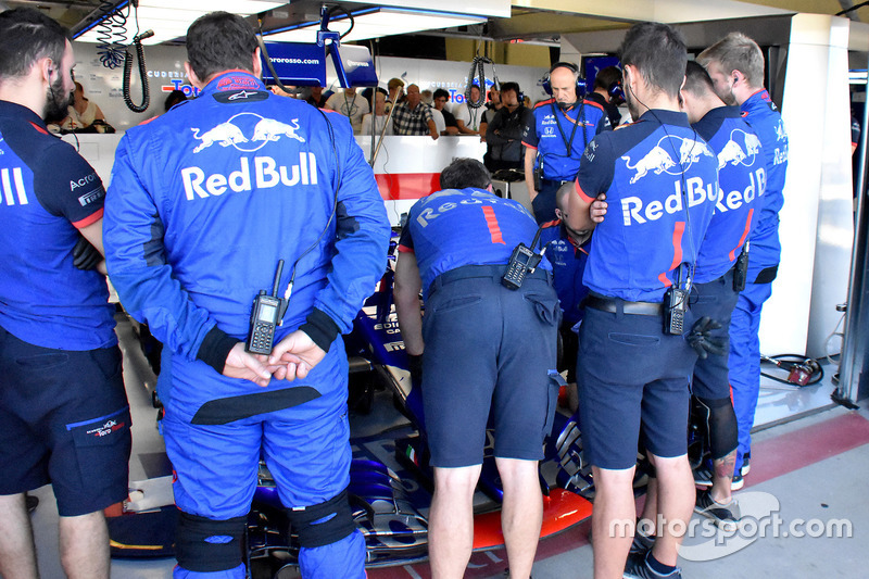 Les mécaniciens vérifient la voiture de Pierre Gasly, Scuderia Toro Rosso STR13