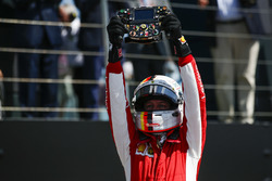 Winnaar Sebastian Vettel, Ferrari, in Parc Ferme