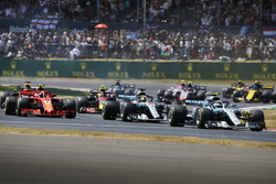 Valtteri Bottas, Mercedes AMG F1 W09, lidera a Lewis Hamilton, Mercedes AMG F1 W09, Kimi Raikkonen, Ferrari SF71H, al inicio de la carrera