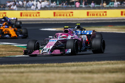 Esteban Ocon, Force India VJM11, Kevin Magnussen, Haas F1 Team VF-18