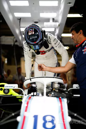 Lance Stroll, Williams Racing, monte dans son cockpit