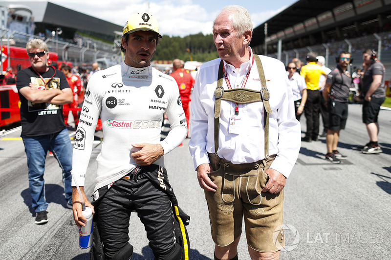 Carlos Sainz Jr., Renault Sport F1 Team, bersama Helmut Markko, Consultant, Red Bull Racing