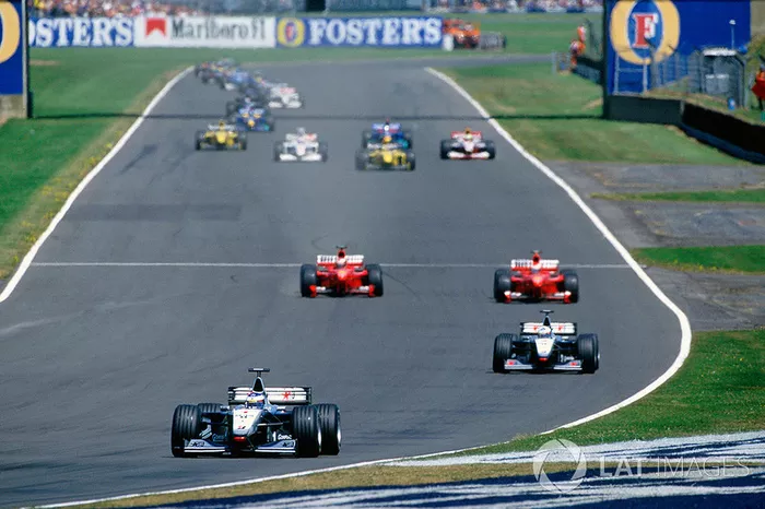 ... pero todo salió mal. Al presionar el pedal del freno no se produjo el efecto esperado, debajo de las ruedas delanteras del F399 vino una nube de humo. En ese momento, la velocidad ya era demasiado alta. Schumacher fue a encontrarse con la pared de neumáticos, pero hasta el último giró el volante y trató de conducir el automóvil sin lograrlo...