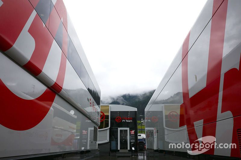 Camiones y transportadores Haas en el paddock