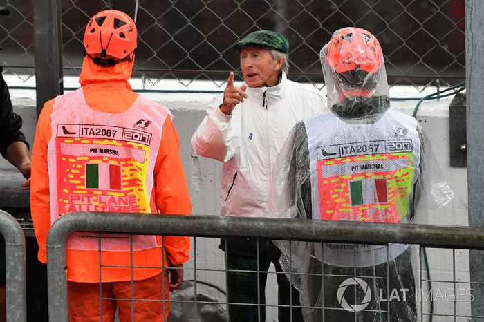 Jackie Stewart, habla con los oficiales