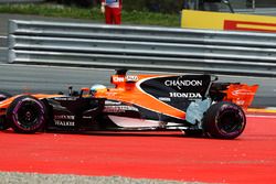 Fernando Alonso, McLaren MCL32, damage from a first corner crash