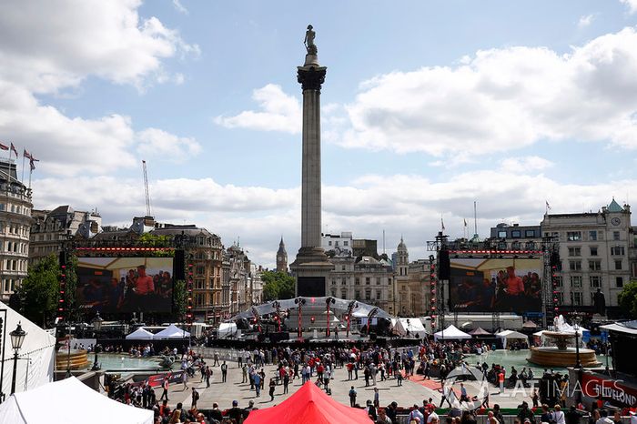El circo de F1 en Londres alrededor de Nelsons column en Trafalgar Square
