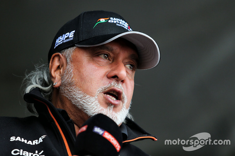 Dr. Vijay Mallya, dueño de Sahara Force India Formula One Team con Kingfisher rickshaw