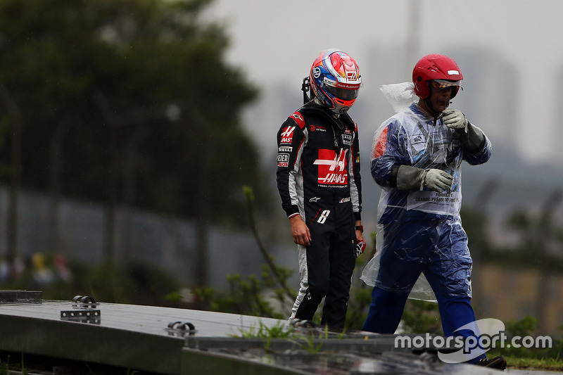 Romain Grosjean, Haas F1 Team heads back to the pits after he crashed on the way to the grid