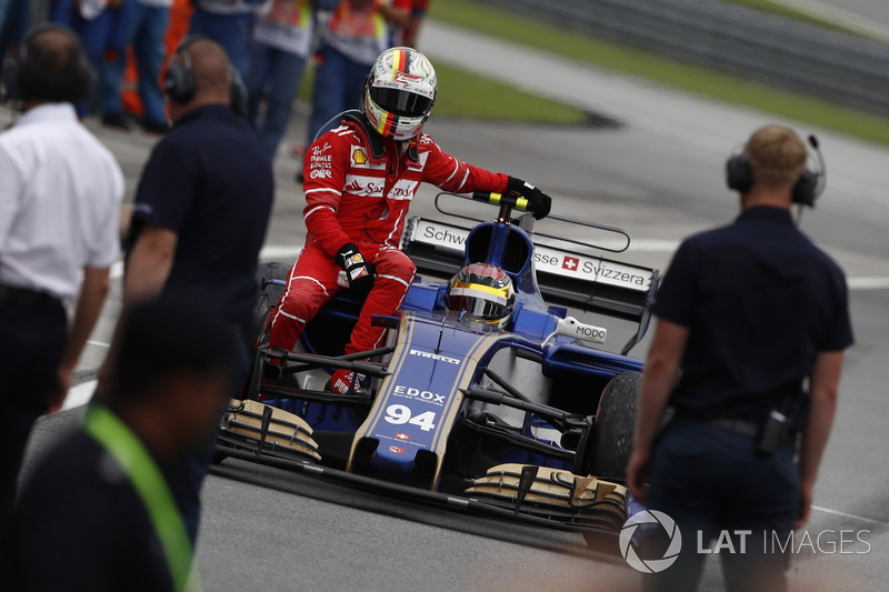 Sepang 2017: Pascal Wehrlein (Sauber) carica Sebastian Vettel (Ferrari)