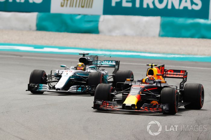 Max Verstappen, Red Bull Racing RB13, pasa a Lewis Hamilton, Mercedes AMG F1 W08