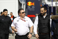 Zak Brown, director ejecutivo de McLaren Technology Group, habla con Cyril Abiteboul, director de Re