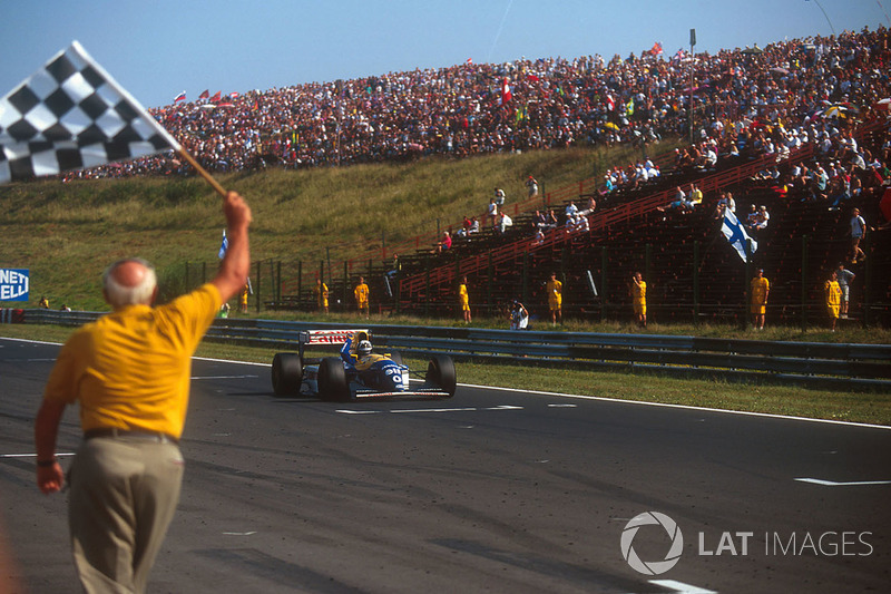 Damon Hill, Williams FW15C Renault komt over de finish