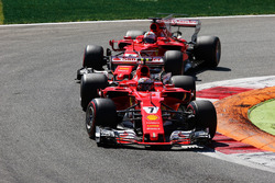Kimi Raikkonen, Ferrari SF70H, Sebastian Vettel, Ferrari SF70H