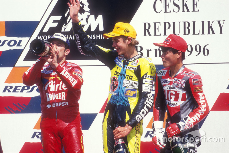 Podium : victoire pour Valentino Rossi, Aprilia, devant Jorge Martinez, Aprilia, et Tomomi Manako, Honda