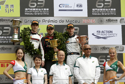 Podium: Racewinnaar Laurens Vanthoor, Audi Sport Team WRT Audi R8 LMS; tweede plaats Kévin Estre, Ma