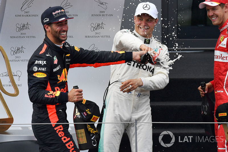 Гран Прі Австрії. Подіум: переможець гонки Валттері Боттас, Mercedes AMG F1, третє місце Даніель Ріккардо, Red Bull Racing
