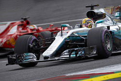 Льюис Хэмилтон, Mercedes AMG F1 W08, и Себастьян Феттель, Ferrari SF70H