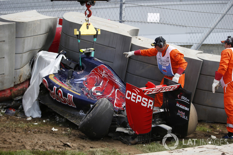 De Scuderia Toro Rosso STR10 of Carlos Sainz Jr., in de Tecpro muur