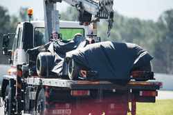 La McLaren MCL32 de Fernando Alonso est ramenée dans les stands