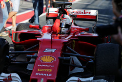 Переможець гонки Себастьян Феттель , Ferrari SF70H