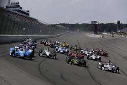 Start: Takuma Sato, Andretti Autosport Honda, Simon Pagenaud, Team Penske Chevrolet, Charlie Kimball, Chip Ganassi Racing Honda, Will Power, Team Penske Chevrolet