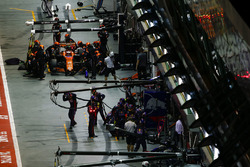 Stoffel Vandoorne, McLaren MCL32, in the pits