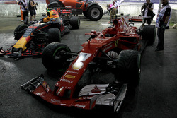 Les voitures endommagées de Max Verstappen, Red Bull Racing RB13 et Kimi Raikkonen, Ferrari SF70H
